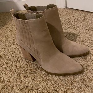 NWOT Marc Fisher Mayden Bottie in Biege Suede Size 8